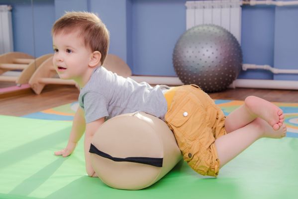little kid is engaged in sports in the gym