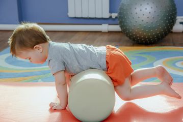 little kid is engaged in sports in the gym