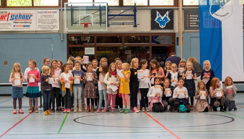 Foto von der Sportabzeichenverleihung 2022 - 1. Gruppe der weiblichen Jugend